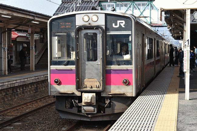 鷹ノ巣駅の701系電車