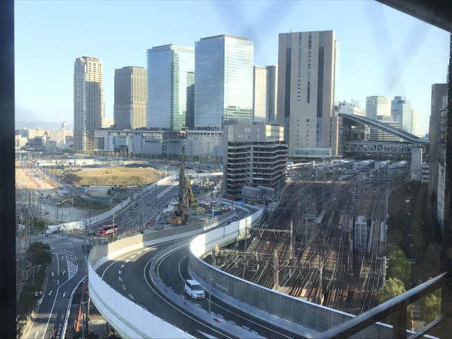 アパホテル大阪梅田の窓外に見える大阪駅と高層ビル群