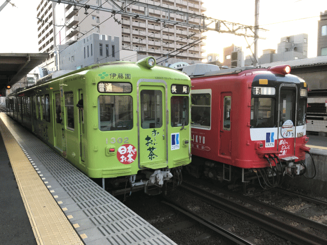 片平町駅に停車中の琴電の1080形電車