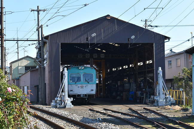 岳南富士岡駅の車庫で保存されている7001号