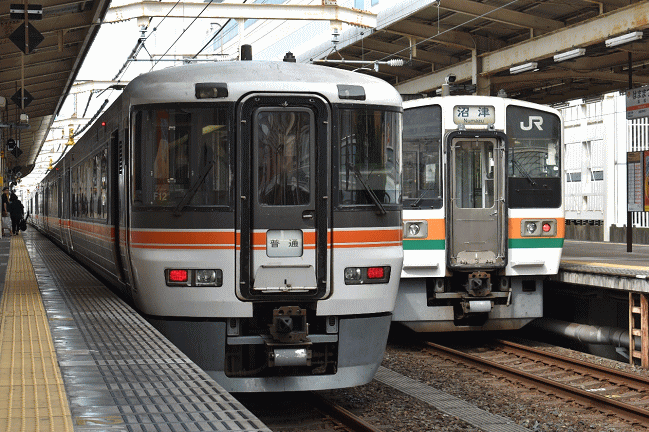 橋から乗車した7:48発浜松行普通列車は特急用車両373系