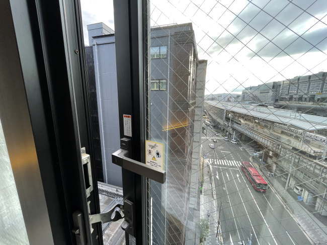 変なホテル京都八条口駅前の窓の開閉