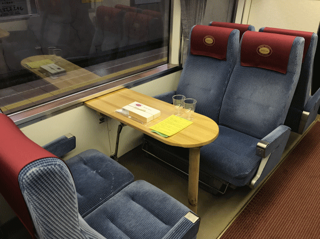 北信濃ワインバレー列車「のんびり号」の4人掛けの座席