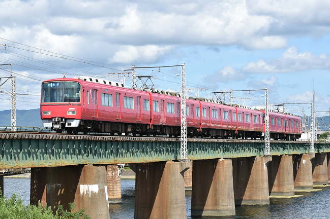 豊川の鉄橋を渡る名鉄電車