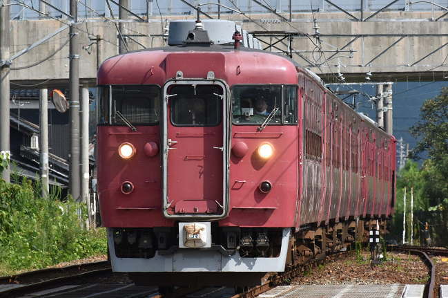 羽咋駅に到着する413系クハ455型700番台