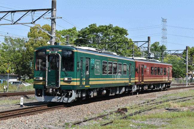 信楽高原鐵道の緑色のＳＫＲ５０１号と茶色のＳＫＲ４０１号