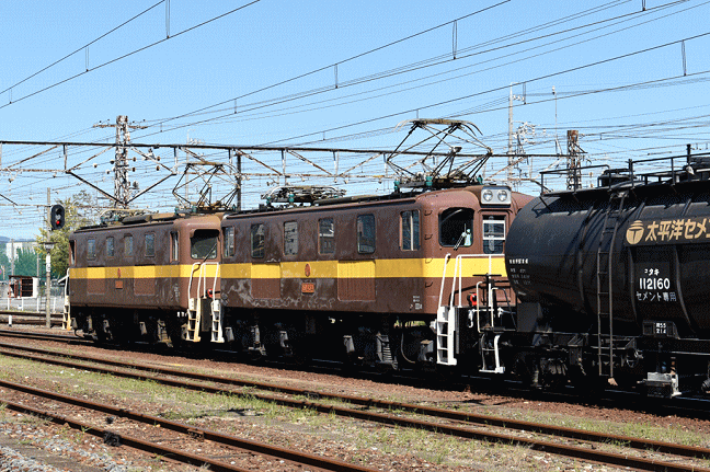 三岐鉄道の電気機関車ED46が連結されたセメント輸送列車