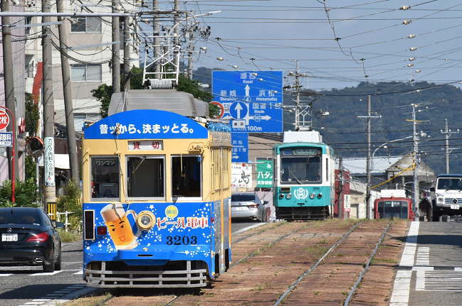 前畑電停から東田坂上電停の間の坂道をいく電車を撮影