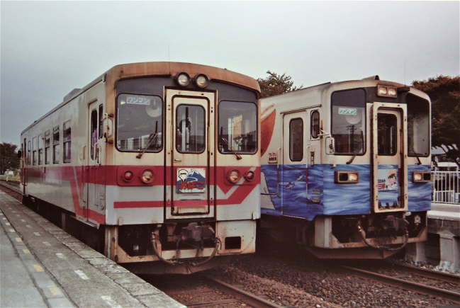 10年前の前郷駅で撮影したYR1500形（左）と現在は「おもちゃ列車」となっているYR2001