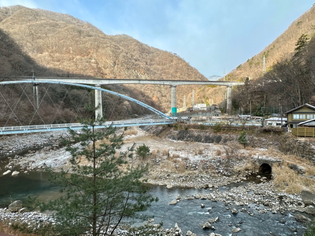 月見亭から見た野岩鉄道