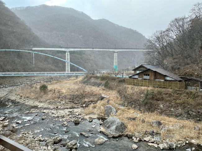 花見亭から見た野岩鉄道