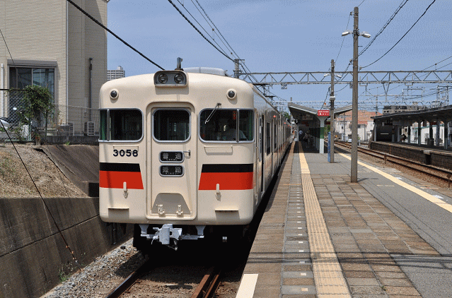 山陽電鉄の霞ヶ丘駅に停車中の3000系