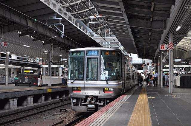 大阪駅に停車中の新快速