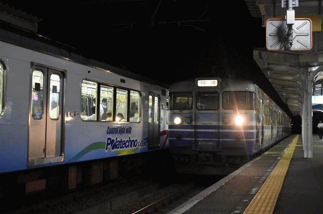 高田駅の115系電車