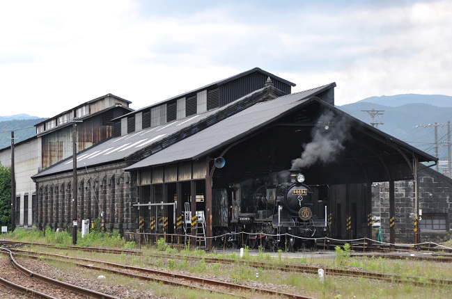 人吉温泉駅構内機関庫に入庫するSL人吉
