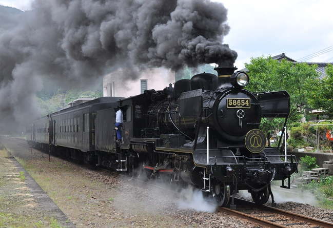 「SL人吉」人吉温泉行を一勝地駅ホームで撮影