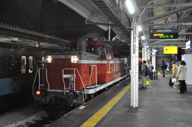 青森駅に入線した急行はまなすとDE10