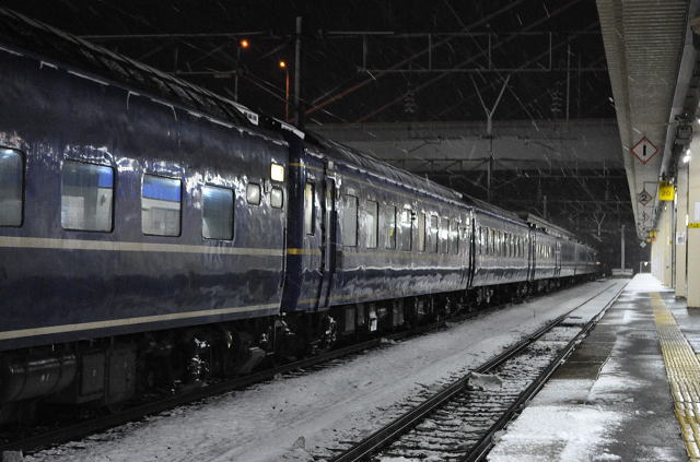 凍てつく青森駅と急行はまなすの側面