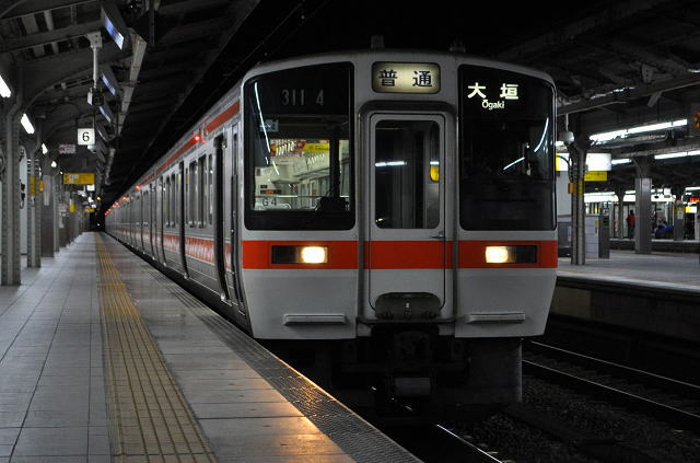 名古屋から大垣行き電車に乗車