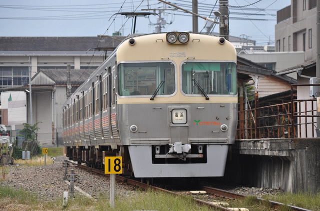 横河原駅停車中の伊予鉄道3000系