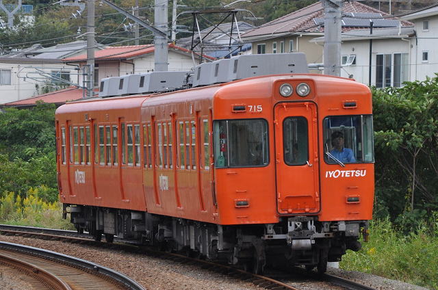 西衣山駅ホームから伊予鉄道700系新塗装