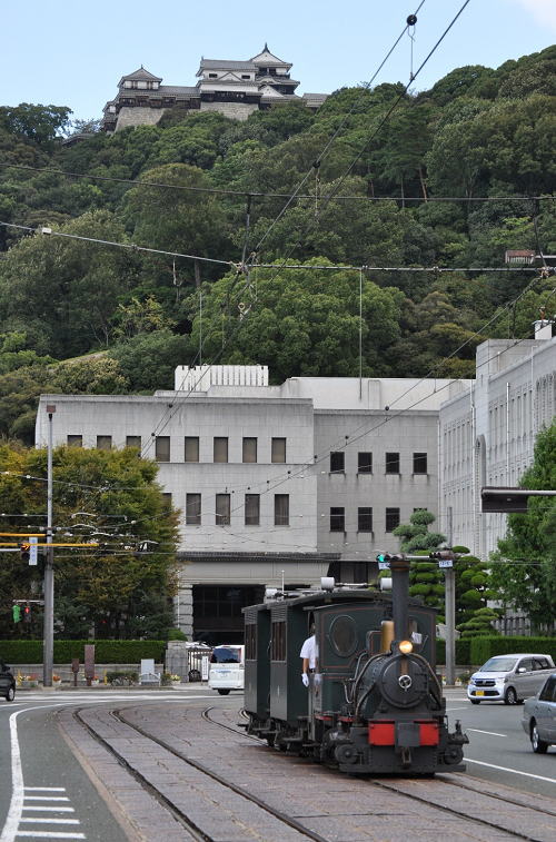 市役所前電停より、松山城と坊っちゃん列車
