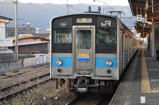 川之江駅にて、クモハ１２１－４