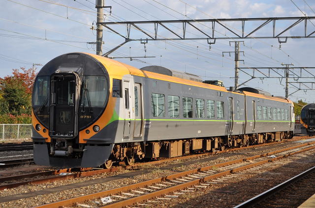 ８６００系量産先行車、多度津駅にて