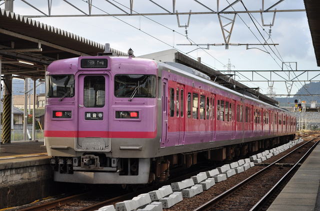 JR四国の113系、多度津駅にて