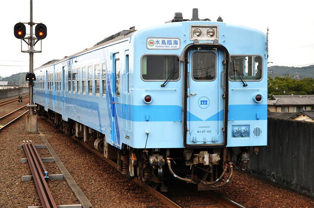 水島駅に到着したキハ３７