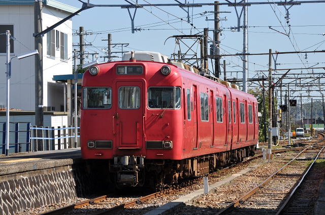 吉良吉田駅に停車中の名鉄6000系