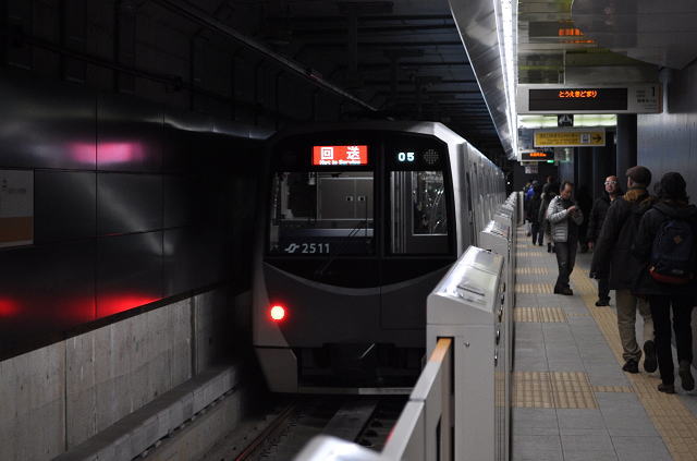 地下鉄東西線の荒井駅にて