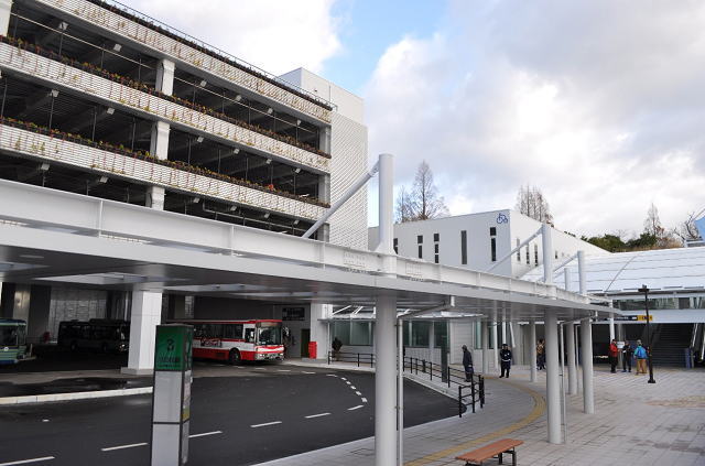 八木山動物公園駅外観