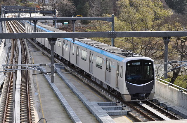 国際センター駅２階から地下鉄東西線