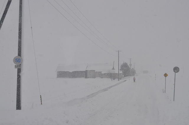 豊ヶ岡駅からみた、吹雪の光景