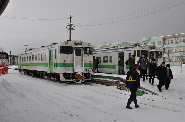 冬の石狩月形駅で、キハ40どうしが交換