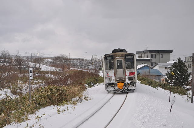 箸別駅を発車した留萌本線増毛行