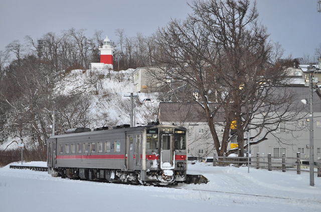 増毛駅にて増毛灯台とキハ54