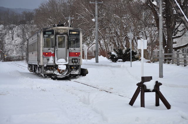 増毛駅にて発車を待つ留萌本線深川行