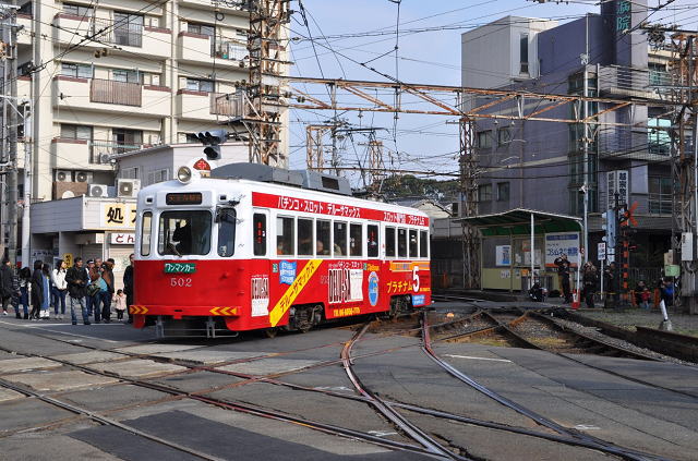 交差点を横断する阪堺電車のモ502
