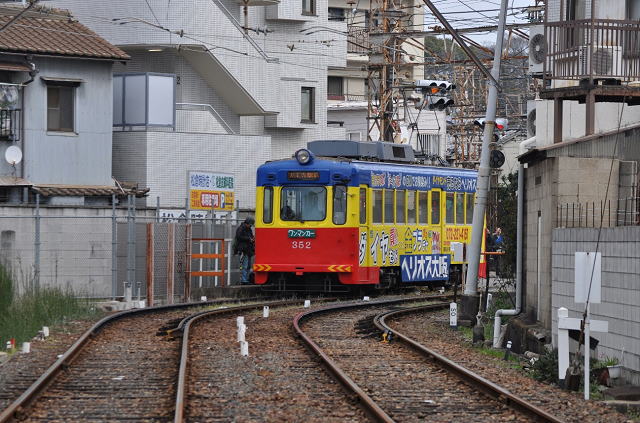 住吉電停に停車中の、阪堺電車天王寺駅前行モ352