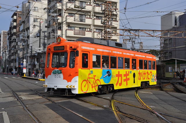 住吉交差点を横断する、阪堺電車住吉公園行のモ504