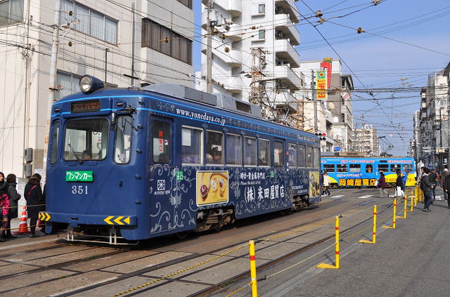 住吉電停に停車中の阪堺電車モ351