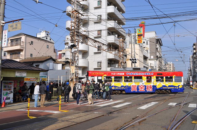 交差点を横断する阪堺電車住吉公園行