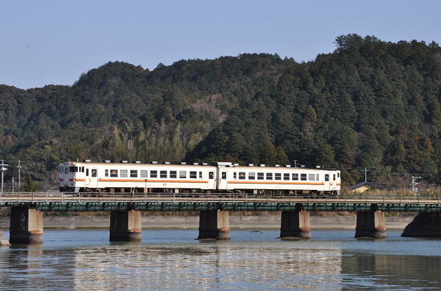 参宮線の松下駅付近の鉄橋を走るキハ40