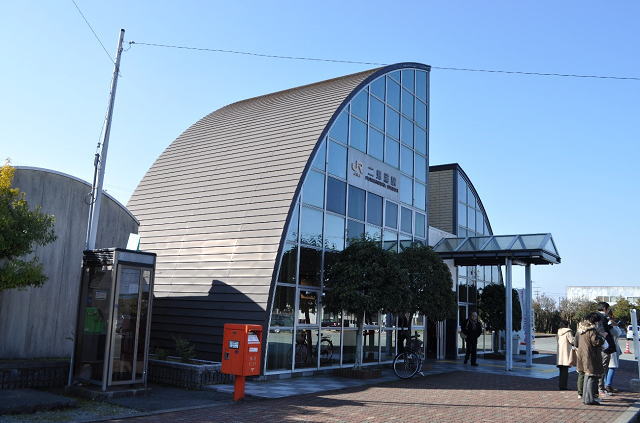 二見浦駅外観