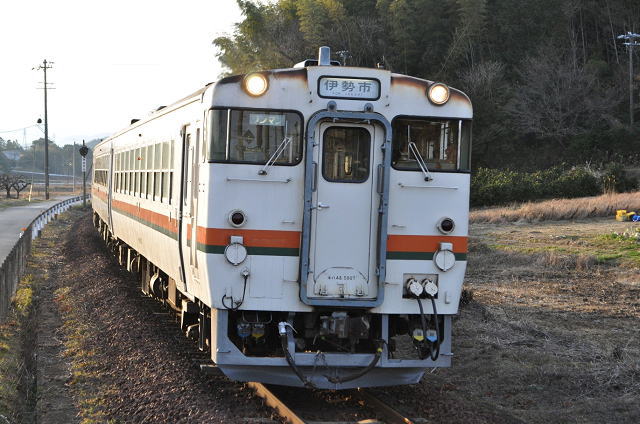 外城田駅に到着するキハ40伊勢市行き
