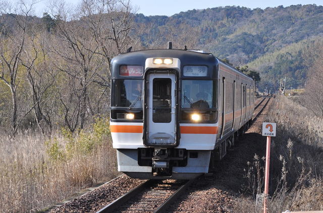松下駅を通過する鳥羽行快速「みえ９号」キハ75