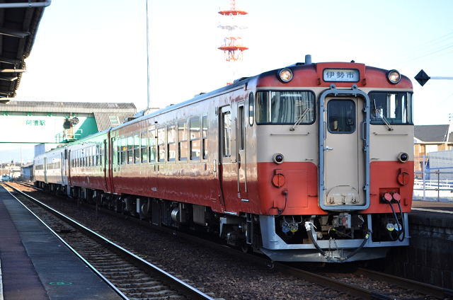 阿漕駅停車中のキハ48形気動車