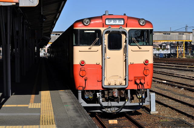 キハ48形気動車、伊勢市駅到着